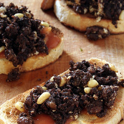 Morcilla Pan Tostados Altos Las Hormigas Tapas y Malbec